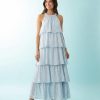 robes bleu ciel à pois volumineuse longue étagés volants en tissu fluide sans manches portée par un mannequin avec des sandales argentées