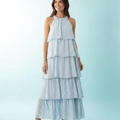 robes bleu ciel à pois volumineuse longue étagés volants en tissu fluide sans manches portée par un mannequin avec des sandales argentées