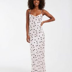 nuisettes à pois longue robe satin dos échancré bretelles croisées lilas marron portée par une femme mannequin souriante sur fond blanc