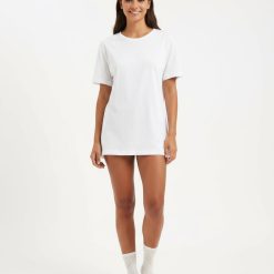chaussettes à pois petits pailletées doublure argent femme blanches portées par un mannequin avec un tee shirt blanc