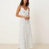 nuisettes à pois longue corsage robe volanté petite blanc neige à bretelles fines imprimé pois noirs sur fond blanc portée par un mannequin vindt-on