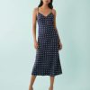 nuisettes à pois satin longue robe en bleu marine avec bretelles fines et décolleté en v
