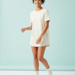 chaussettes à pois multi volantés lot 2 paires avec bords verts volantés écru portées par une femme vêtue de blanc