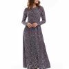 robes à pois marine manches longues mollet tachetés bleu portée par une femme sur un fond bleu avec des sandales marron