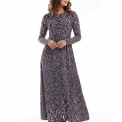 robes à pois marine manches longues mollet tachetés bleu portée par une femme sur un fond bleu avec des sandales marron