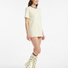 chaussettes à pois babeurre et design mode femme hautes couleur creme avec des motifs marron portees par une mannequin