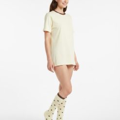 chaussettes à pois babeurre et design mode femme hautes couleur creme avec des motifs marron portees par une mannequin