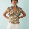 blouses à pois ivoire satinée détails avec foulard bouffants vert kaki sans manches ajustée à la taille