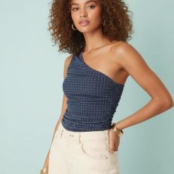 bodys à pois bleu en tulle froncé asymétrique porté par un mannequin femme sur un fond clair pour une tenue de soirée chic