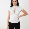 blouses à pois blancs courtes style goutte corset découpe manches blouse blanche à pois noirs ajustée à col montant et boutons