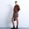 caleçons à pois marron style short en satin porté par une femme avec un polo marron et des mocassins