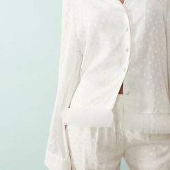 blouses à pois ceinture mariée avec ensemble blanc pyjama satiné élégant avec détails en tulle au bas de la veste