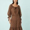 blouses à pois ample encolure ronde nœuds marrons blancs portée par un mannequin avec des manches longues bouffantes et une jupe assortie