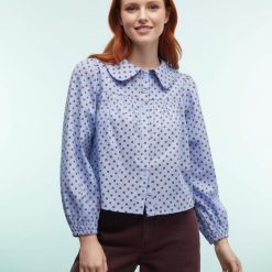 blouses à pois bleu col avec claudine femme a manches longues boutonnee a motif pois marron portee par une mannequin rousse avec un pantalon bordeaux