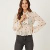 blouses à pois mousseline froissé foulard encolure manches ange effet transparente couleur beige nouée au col