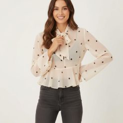 blouses à pois mousseline froissé foulard encolure manches ange effet transparente couleur beige nouée au col