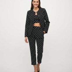 blazers à pois monochrome ensemble pantacourt bandeau sans col porte par un mannequin femme avec escarpins noirs