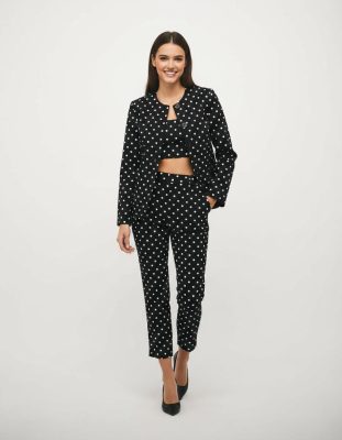 blazers à pois monochrome ensemble pantacourt bandeau sans col porte par un mannequin femme avec escarpins noirs