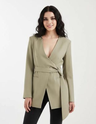 blazers à pois olive encolure ronde avec lin mélangé croisé porté par une femme avec ceinture nouée