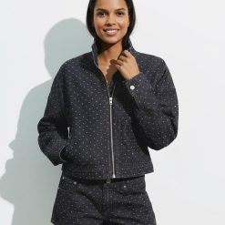 vestes à pois en col jean avec cheminée ajustée marron imprimée de grands pois bleu ciel portée par une femme