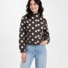 vestes à pois en col jean avec cheminée ajustée marron imprimée de grands pois bleu ciel portée par une femme