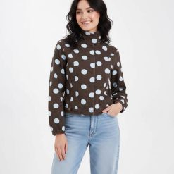 vestes à pois en col jean avec cheminée ajustée marron imprimée de grands pois bleu ciel portée par une femme