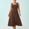 robes moulantes à pois carrée surpiqûres avec encolure mi-longue de couleur marron a pois blancs sans manches sur fond clair