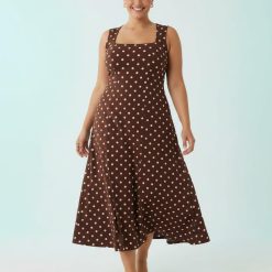 robes moulantes à pois carrée surpiqûres avec encolure mi-longue de couleur marron a pois blancs sans manches sur fond clair
