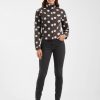 vestes à pois marron col cheminée en jean portée par une femme avec un jean gris foncé et des bottines noires
