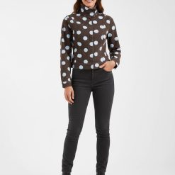 vestes à pois marron col cheminée en jean portée par une femme avec un jean gris foncé et des bottines noires