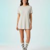 chaussettes à pois pierre ponce avec couleur femme portées par une femme debout sur fond clair
