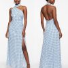 robes asymétriques à pois taille nu longue froncée dos bleu pastel avec col montant et fente haute sur la jambe vue de face et de dos