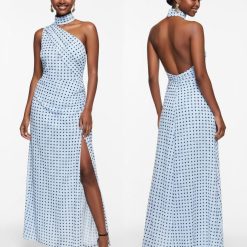robes asymétriques à pois taille nu longue froncée dos bleu pastel avec col montant et fente haute sur la jambe vue de face et de dos
