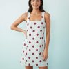 robes moulantes à pois bleu bordeaux courte structurée coton encolure carrée été portée par une femme sur fond bleu clair