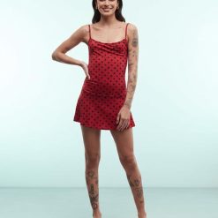 robes à pois rouges short avec jupe caraco moulante à bretelles fines sur fond clair