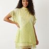 robes asymétriques à pois lemon blousante courte manches ange portée par une femme au col montant sur fond blanc