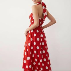 robes à pois rouges dos nu mi-longue habillée lilah rouge imprimée de grands pois blancs avec un bustier froncé et un nœud autour du cou