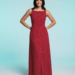 robes rouges à pois blanc longue boutonnée exclusivité carrée taille basse portée par un mannequin souriant avec décolleté carré et coupe fluide