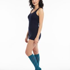 chaussettes à pois paillettes avec bleu pour femme hautes montantes ouvertes aux orteils portées par une mannequin sur fond blanc