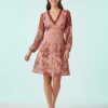 robes à pois rouge courte tendance folk manches longues motif 69 imprimé floral rose col en v dentelle bordeaux portée par une femme