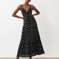 robes vintages rouges à pois noirs et blancs longue caraco encolure foulard noire a pois blancs fluide bretelles fines portee avec des chaussures a talons