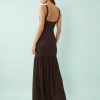 robes à pois transparentes maille encolure bateau tombant longue chocolat vue de dos portee par une femme avec bretelles larges et jupe fluide