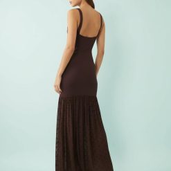 robes à pois transparentes maille encolure bateau tombant longue chocolat vue de dos portee par une femme avec bretelles larges et jupe fluide