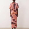 robes à pois jaune dénudées motif longue épaules plissée imprimé rose vue de dos mannequin femme portant une tenue longue fluide imprimee avec des talons dores