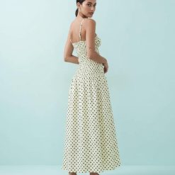 robes à pois jaune froncée la taille longue avec bretelles fines et imprime pois noirs