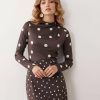 robes longues marron à pois imprimée près du corps manches variés col montant drapé avec deux tailles de pois blancs sur fond chocolat