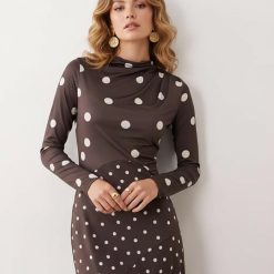 robes longues marron à pois imprimée près du corps manches variés col montant drapé avec deux tailles de pois blancs sur fond chocolat