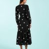 robes longues noires à pois portefeuille manches mollet longueur robe élégante femme motif points blancs dos vue trouve fond bleu cielfeet