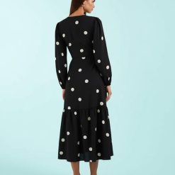 robes longues noires à pois portefeuille manches mollet longueur robe élégante femme motif points blancs dos vue trouve fond bleu cielfeet