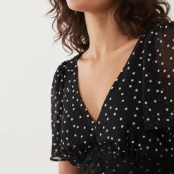 robes longues noires à pois mousseline étagés volants petite décolleté en v et dentelle noire sous la poitrine